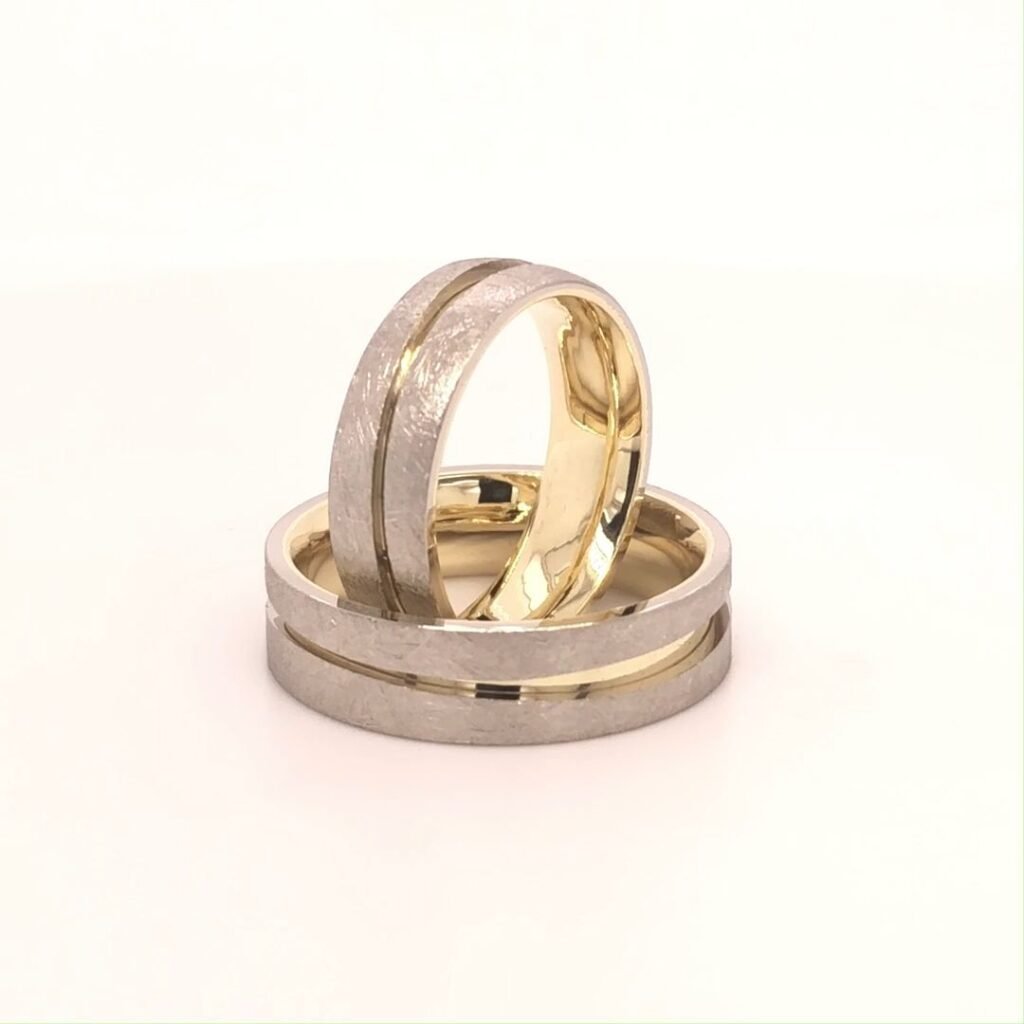 Vestuviniai žiedai iš balto ir geltono aukso