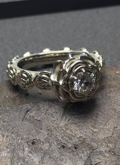 Rankų darbo žiedas rožė